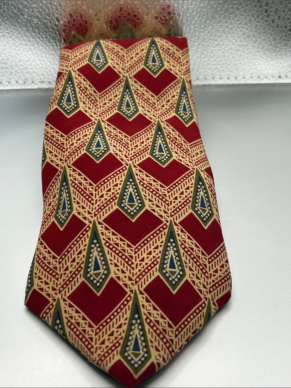 Chaps Ralph Lauren Men’s 100% Silk Tie Red Green Tan Geometric Pattern